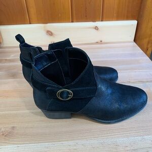 EUC Black Skechers booties.